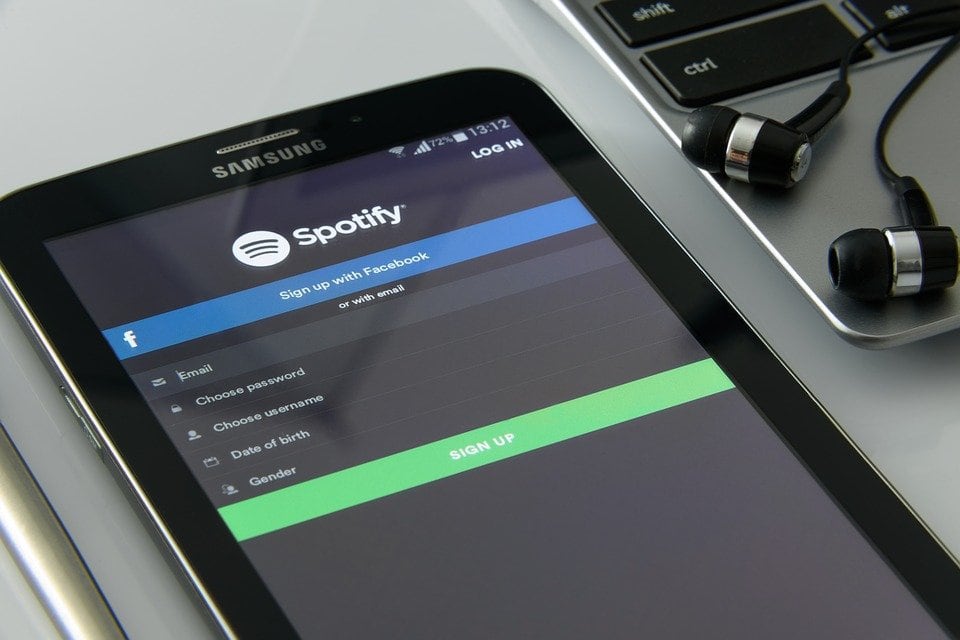 écran de mobile Samsung avec l'application spotify