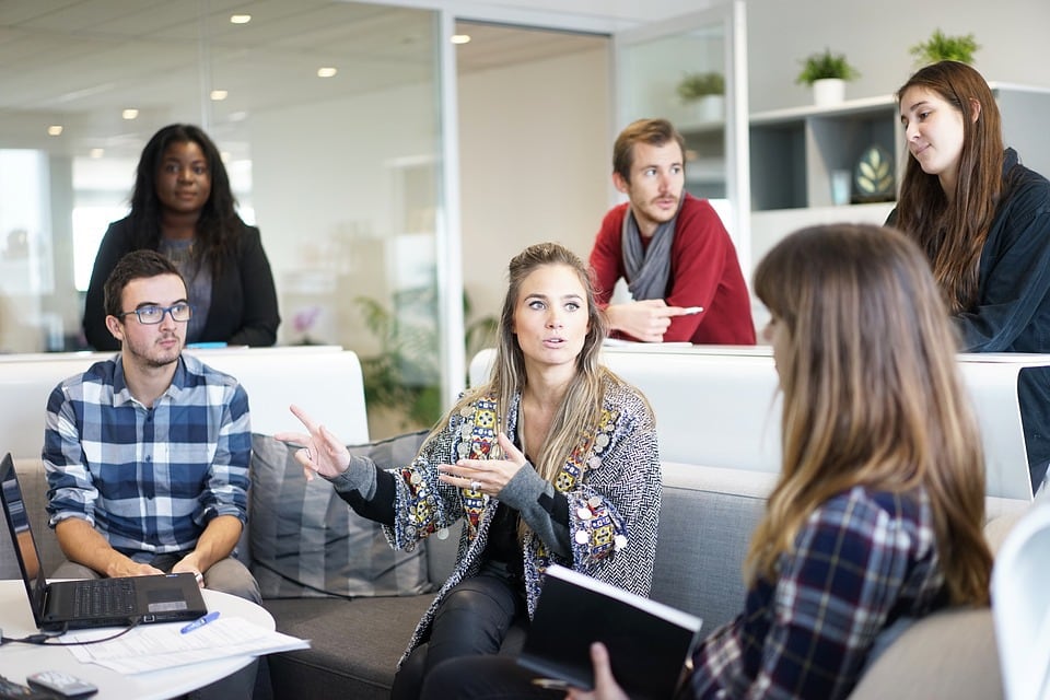 femmes dans un environnement de travail en discussion